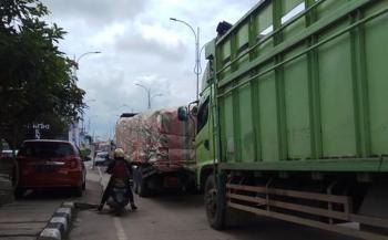 Waspadai Hal-hal Ini, Â Ketika Naik Motor Dekat Kendaraan Besar
